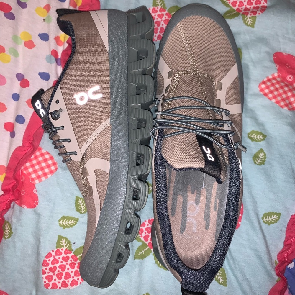 On cloud Dip running shoes